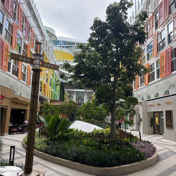 Hi! I’m Mimi C :) Send me an offer ! Have fun Shopping and ask me any questions - Picture 2 of 2